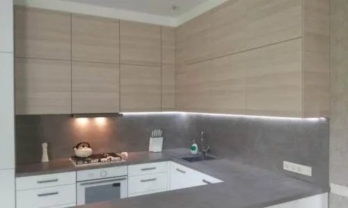 Как крепится фальшпанель для кухни под потолок