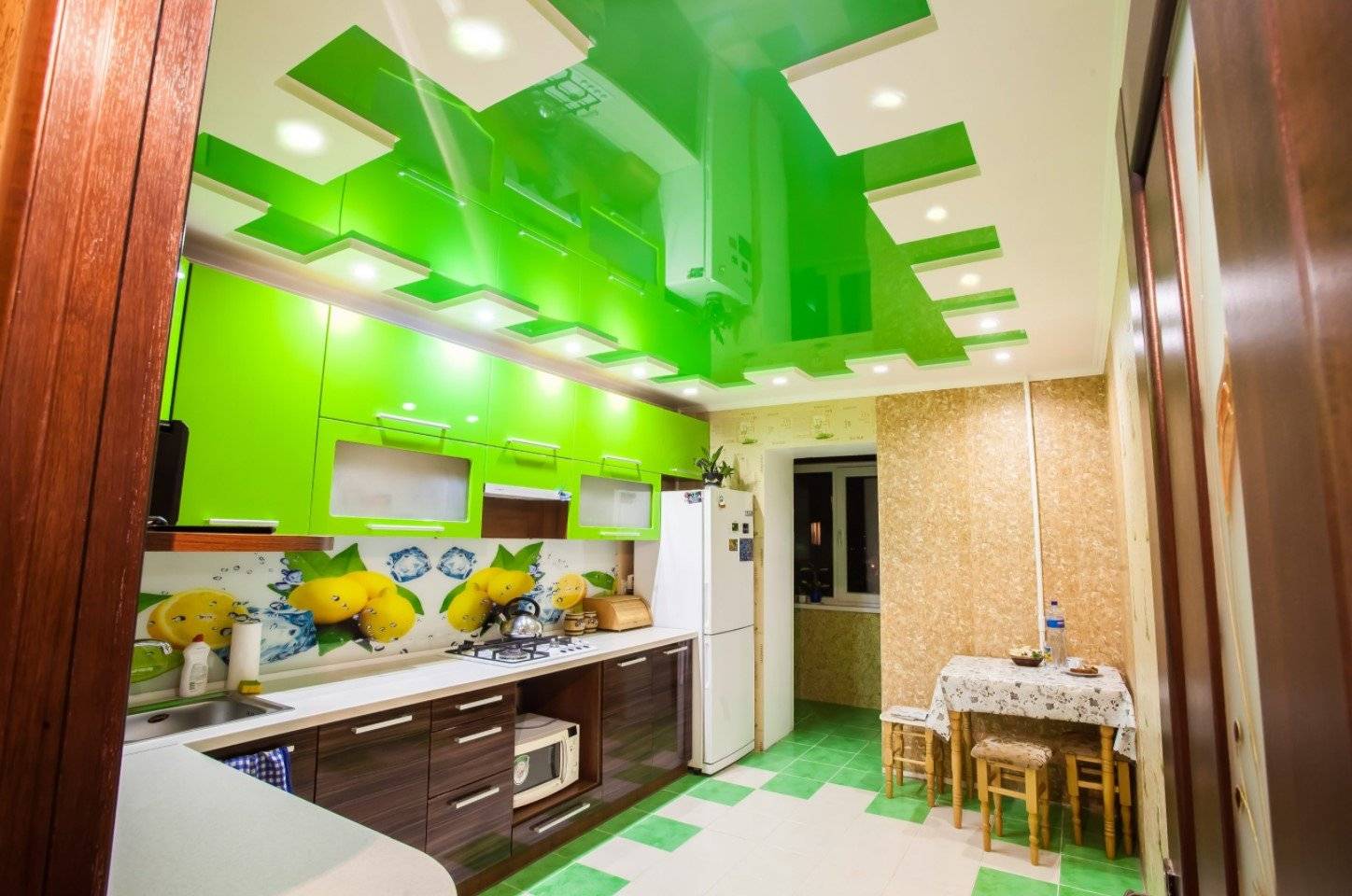 Какой натяжной потолок лучше выбрать для кухни