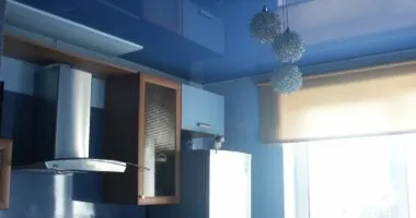 Какой натяжной потолок лучше выбрать для кухни