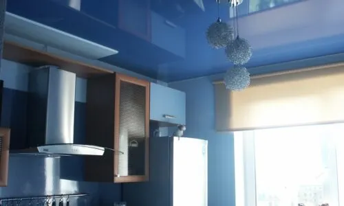 Какой натяжной потолок лучше выбрать для кухни